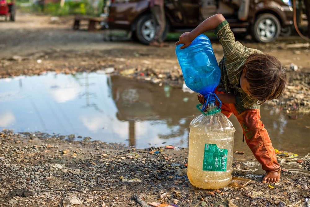 Ghaziabad,,Uttar,Pradesh,,India:,21,August,2020:,Slum,Girl,Pouring