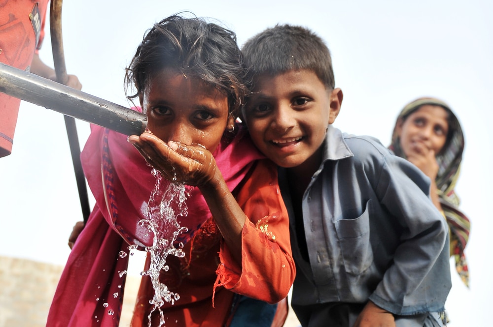 Peshawar,,Pakistan,,Sept,19:,Flood,Affected,Women,And,Children,Fill